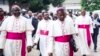 L'archevêque Marcel Utembi, deuxième à gauche, président de la Conférence épiscopale nationale du Congo (CENCO), et d'autres évêques catholiques arrivent pour la signature d'un accord à Kinshasa, le 1er janvier 2017.