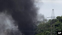 Civilians head out in search of water as heavy fighting subsides in Ivory Coast's main city Abidjan, April 5, 2011