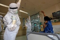 Pekerja medis di RS Persahabatan mengajak seorang pasien di Unit Perawatan Intensif (ICU) untuk pasien Covid-19, berolahraga, 13 Mei 2020. (Foto: Reuters)