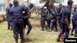 Affrontements entre policiers et opposants à Kinshasa, RDC, le 27 juillet 2016. (photo d'illustration - Reuters/ Kenny Katombe)