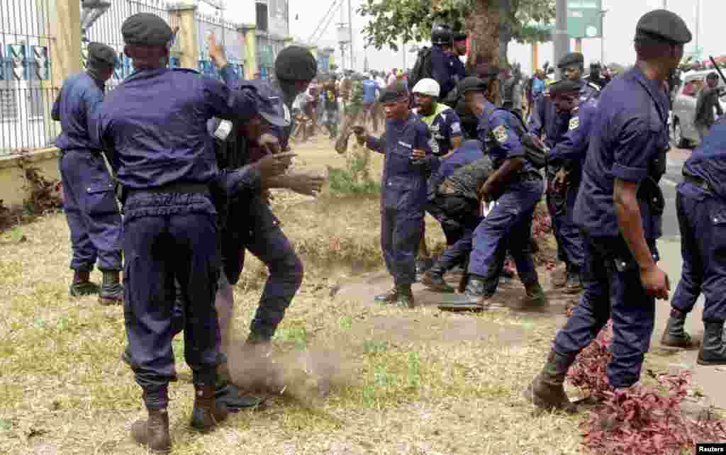 Des policiers congolais et des partisans de l'opposant Etienne Tshisekedi se sont affrontés à Kinshasa, RDC, le 27 juillet 2016.