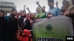 Sandiaga Uno bersama ibu-ibu anggota Aisyiah di Yogyakarta. (Foto: VOA/Nuhadi)