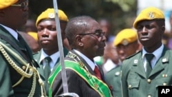 President Robert Mugabe inspects guard of honor during opening of first session of the eighth Parliament of Zimbabwe, Harare, Sept. 17, 2013.