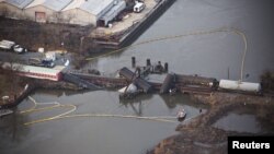 El puente sobre el río Delaware colapsó con el descarrilamiento del tren en Paulsboro, New Jersey. 