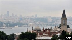 Fotografija snimljena sa minareta Aja Sofije u Istanbulu, drugom najvećem gradu i kulturnoj i ekonomskoj prestonici Turske.