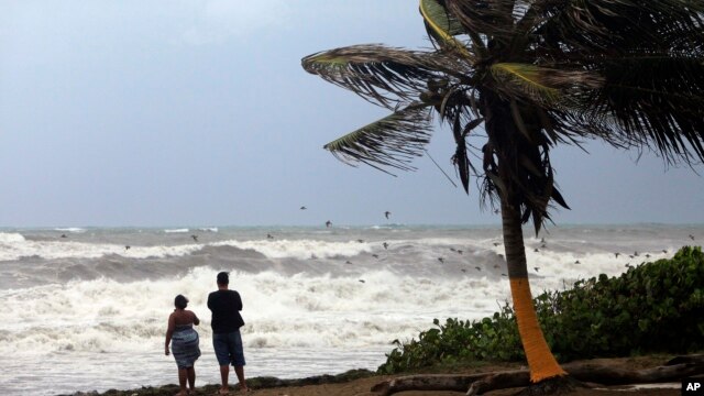 Autoridades esperan que Erika toque tierra en Florida el lunes tras su paso por Puerto Rico.