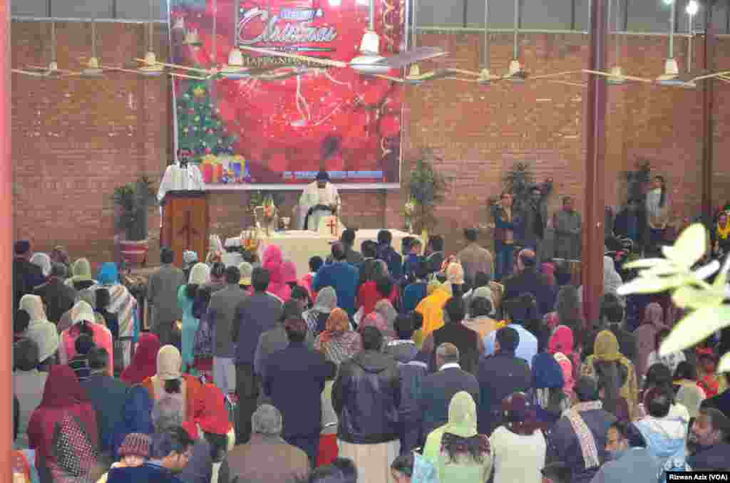 اسلام آباد کے ایک چرچ میں دعائیہ تقریب کا ایک منظر۔