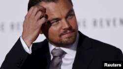 Leonardo DiCaprio saat menghadiri pemutaran perdana film "The Revenant" di Hollywood, California, 16 Desember 2015.