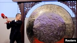 美團首席執行長王興在香港交易所為美團上市敲鐘。（2018年9月20日）