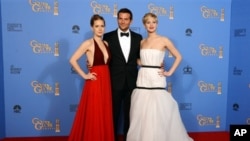 Amy Adams, (ဝဲ)၊ Bradley Cooper and Jennifer Lawrence,