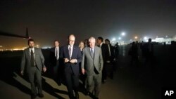 El secretario de Estado Rex Tillerson (der.) a su llegad al Aeropuerto Internacional de Bagdad. Oct. 23, 2017.