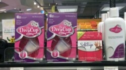 Lebih dari 70 tahun setelah penemuan tampon sekali pakai dan pembalut wanita, beberapa wanita kembali ke bentuk produk wanita yang ramah lingkungan. (Foto: AP)