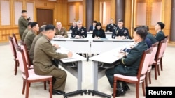 지난 16일 남북한 군사 당국자들과 유엔사 관계자들이 판문점 남측 지역 자유의집에서 ‘판문점 공동경비구역(JSA) 비무장화 이행을 위한 3자 협의체’ 1차 회의를 하고 있다. 한국 국방부 제공.