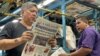El gobierno entrega papel y tinta para las rotativas del diario La Prensa