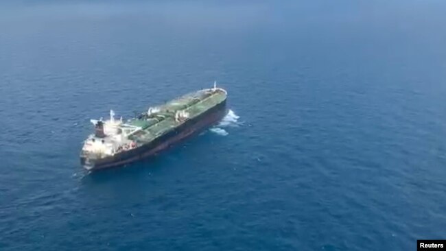 印尼海岸警卫队押着悬挂巴拿马国旗的Freya号油轮驶往印尼巴淡岛。(照片由印尼海岸警卫队/海军透过路透社提供)