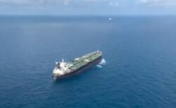 Kapal tanker MT Freya berbendera Panama dikawal menuju Batam, Kepulauan Riau, 26 Januari 2021. (Foto: Bakamla via Reuters)