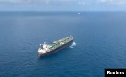 Kapal tanker MT Freya berbendera Panama dikawal menuju Batam, Kepulauan Riau, 26 Januari 2021. (Foto: via Reuters)