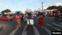 La vie à Monrovia, 10 novembre 2011. REUTERS / Luc Gnago (LIBERIA - Tags: SOCIETY) - RTR2TU9X