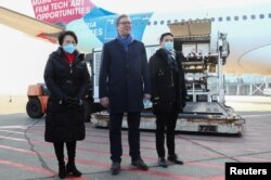 Predsjednik Srbije Aleksandar Vučić dočekao kineske vakcine Sinopharm na aerodromu Nikola Tesla u Beogradu, 16. januar 2021.