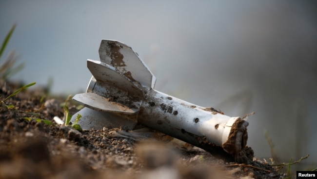 Sebuah pemandangan menunjukkan pecahan peluru artileri di posisi pertempuran tentara etnis Armenia di garis depan selama konflik militer melawan angkatan bersenjata Azerbaijan di wilayah Nagorno-Karabakh yang memisahkan diri. (Foto: Reuters)