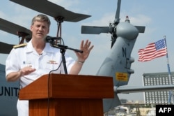 時任美國海軍第七艦隊司令、海軍中將的羅伯特·托馬斯在訪問馬尼拉時在藍岭號指揮艦上對媒體講話。（2014年8月18日）