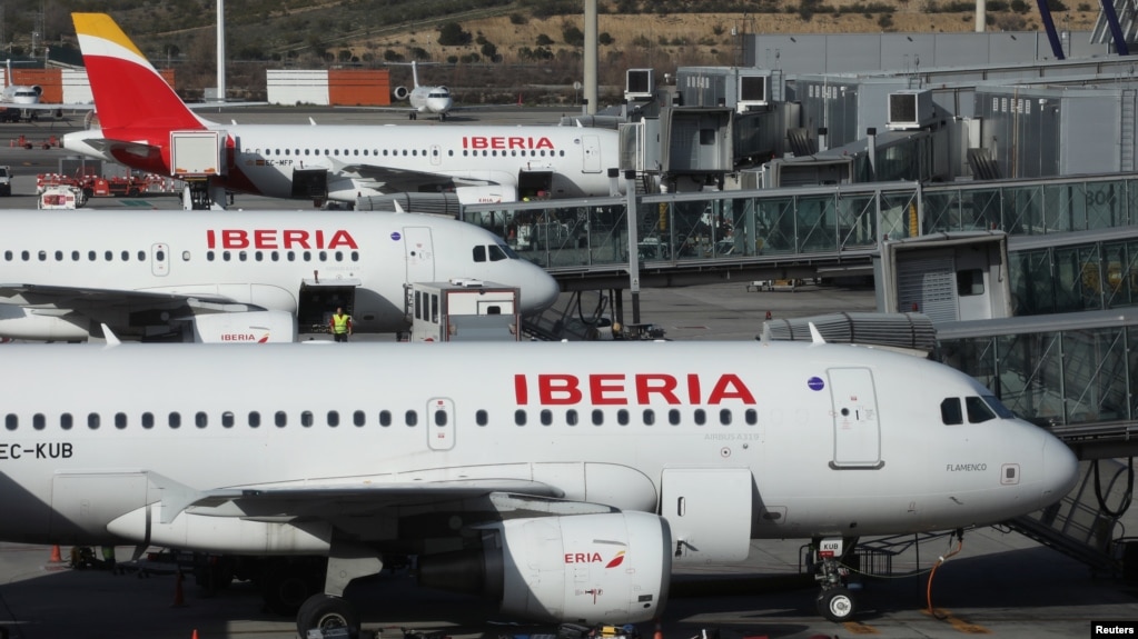 Aviones aguardan para despegar en el aeropuerto de Madrid-Barajas, España, el lunes, 3 de febrero de 2020.