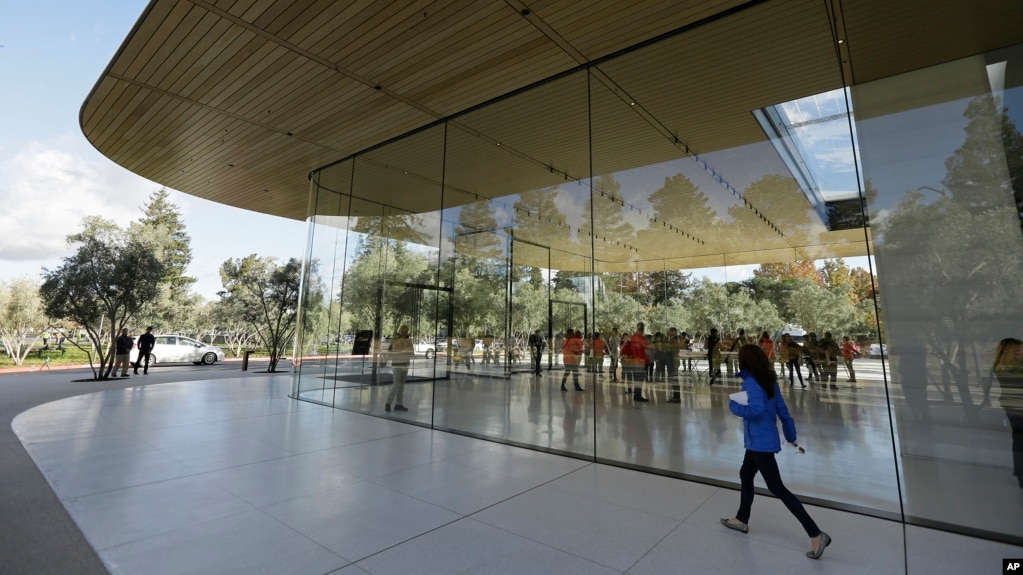 资料照：位在加州库伯蒂诺的苹果园区访客中心 （美联社）(photo:VOA)