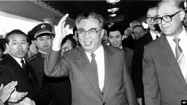 时任中共中央总书记赵紫阳在北京会见来访的朝鲜领导人金日成。（1987年5月21日）