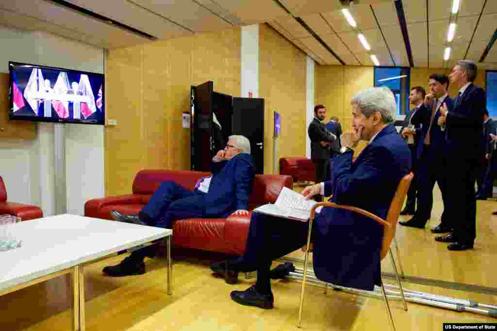 جان کری و فرانک والتر اشتاینمایر در حال گوش دادن به بیانیه اعلام توافق جامع اتمی توسط ظریف و موگرینی - ۱۴ ژوئیه ۲۰۱۵