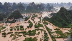 Jalan-jalan dan bangunan yang terendam setelah hujan lebat menyebabkan banjir di Yangshuo, di wilayah selatan Guangxi China, 7 Juni 2020. (Foto oleh STR / AFP)