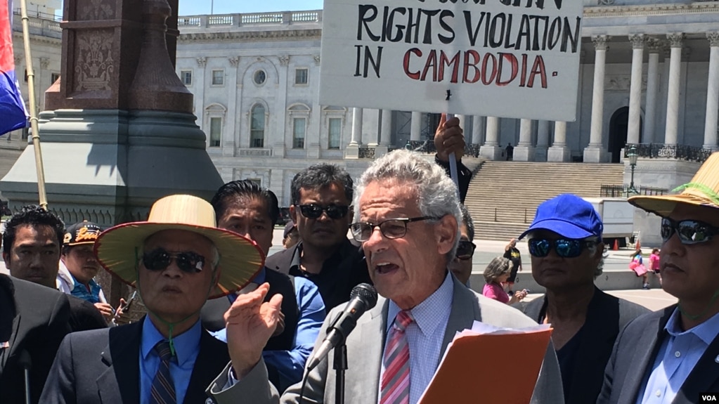 Democrat Congressman Alan Lowenthal ​addresses Cambodian-American protesters calling for U.S. intervention to end to human rights violations in Cambodia, Washington D.C., Friday June 10, 2016.
