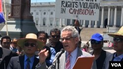 Democrat Congressman Alan Lowenthal ​addresses Cambodian-American protesters calling for U.S. intervention to end to human rights violations in Cambodia, Washington D.C., Friday June 10, 2016.