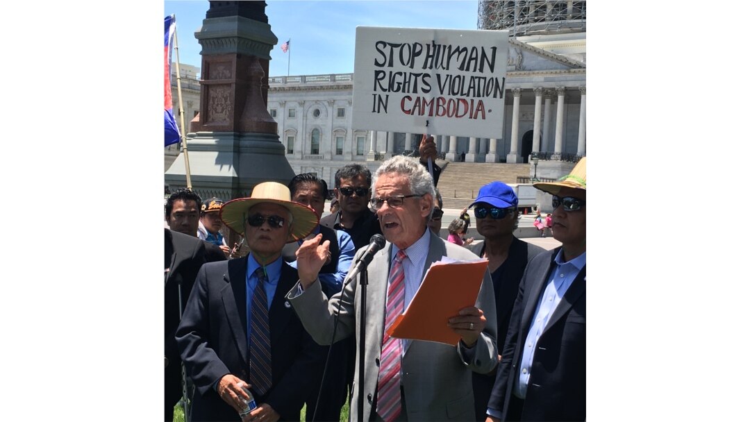 ​លោក​ Alan Lowenthal ​ថ្លែង​សុន្ទរកថា​ទៅ​កាន់​បាតុករ​ខ្មែរ​អាមេរិកាំង​ដែលតវ៉ា​នៅ​ខាងមុខ​រដ្ឋ​សភា​សហរដ្ឋ​អាមេរិក​កាល​ពី​ឆ្នាំ​២០១៦។