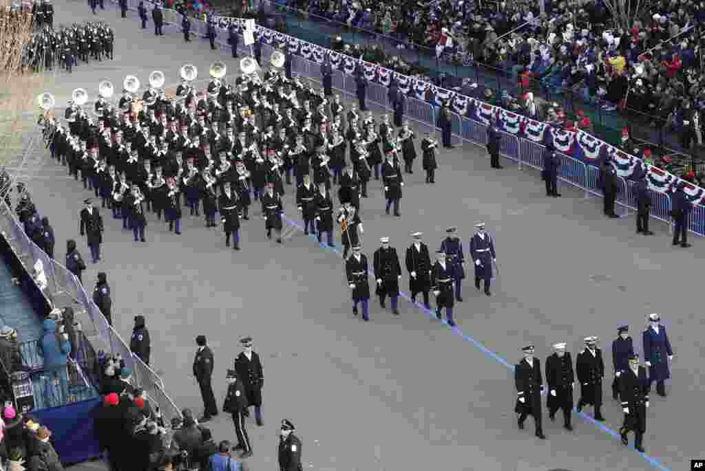 La fanfare de l&#39;arm&eacute;e de terre am&eacute;ricaine sur l&#39;avenue Pennsylvanie durant le grand d&eacute;fil&eacute; c&eacute;l&eacute;brant l&#39;investiture du pr&eacute;sident Obama.