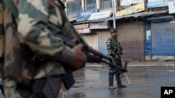 نیروهای امنیتی در کشمیر
