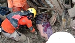 Tim SAR gabungan saat melakukan pencarian korban di salah satu bangunan rumah yang rusak akibat banjir bandang di Masamba, Luwu Utara, Sulawesi Selatan, Rabu, 15 Juli 2020. (Foto: Basarnas Makassar)