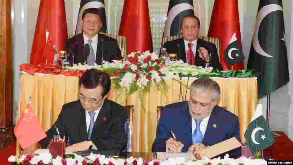 دونوں ملکوں کے درمیان مختلف شعبوں میں تعاون کے 51 معاہدوں اور مفاہمت کی یادداشتوں پر دستخط کیے گئے۔