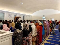 Salat Tarawih di masjid IMAAM Center selama bulan Ramadhan. (Foto: VOA/Eva M.)