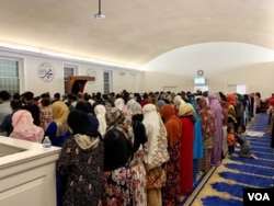 Salat Tarawih di masjid IMAAM Center di pinggiran Washington DC, selama bulan Ramadhan. (VOA/Eva M.)