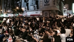 星期二凌晨仍有大批示威者佔領銅鑼灣崇光百貨對開的怡和街 (美國之音湯惠芸攝)