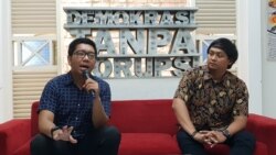 Peneliti di Indonesia Corruption Watch (ICW) Kurnia Ramadhana (kiri) dan Gulfino Guevarrato dari Divisi Advokasi FITRA (kanan) dalam jumpa pers di kantor ICW, Rabu, 9 Oktober 2019. (Foto: VOA/Fathiyah)