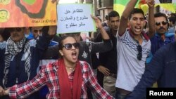 Des manifestatants protestent dans les rues de Al-Hoceima après la mort du vendeur de poisson, au Maroc, le 6 novembre 2016.
