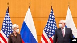 Secretária de Estado americana, Wendy Sherman, (esq) e o vice-ministro dos Negócios Estrangeiros da Rússia, Sergei Ryabkov (dir), Genebra, 10 Janeiro 2022