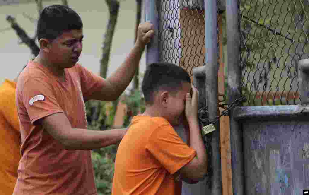 Hai cậu bé khóc khi nghe tin người chị em gái của các em đã thiệt mạng trong trận động đất ở thành phố Pedernales, Ecuador, ngày 17 tháng 4, 2016.