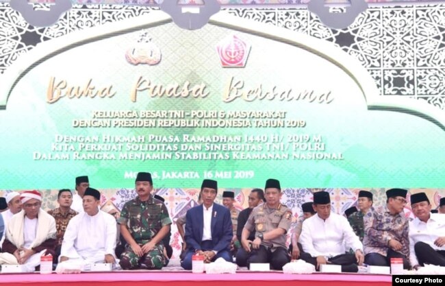 Presiden Joko Widodo bersama Panglima TNI Marsekal Hadi Tjahjanto dan Kapolri Jenderal Tito Karnavian di lapangan Monas, Jakarta, Kamis (16/5). (Foto: Setneg RI)