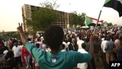 Sudanese protesters rally outside the army headquarters in Khartoum, May 4, 2019, to demand that the ruling military council hand power to a civilian administration.