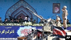 22일, 테헤란 시내에서 이란 군 열병식을 지켜보고 있는 하산 로하니 이란 대통령 