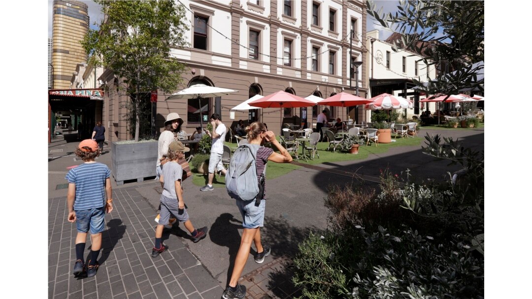 Para wisatawan berjalan-jalan di sekitar kawasan cafe populer di Sydney, Australia, 6 April 2021.