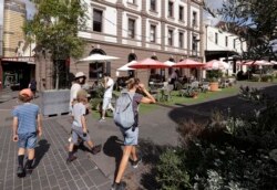 Para wisatawan berjalan-jalan di sekitar kawasan cafe populer di Sydney, Australia, 6 April 2021.