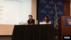 미국의 냇 크레천 오픈 테크놀로지 부국장(왼쪽)이 1일, 존소홉킨스대학 국제관계대학원에서 열린 토론회에서 북한의 정보 환경에 대해 설명하고 있다.